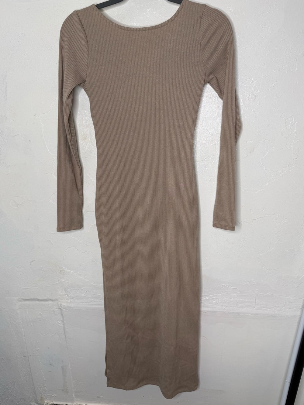 ASTR Long Sleeve V-Back Ribbed Midi Dress in Light Beige NEW Size Small Cross - Picture 4 of 10